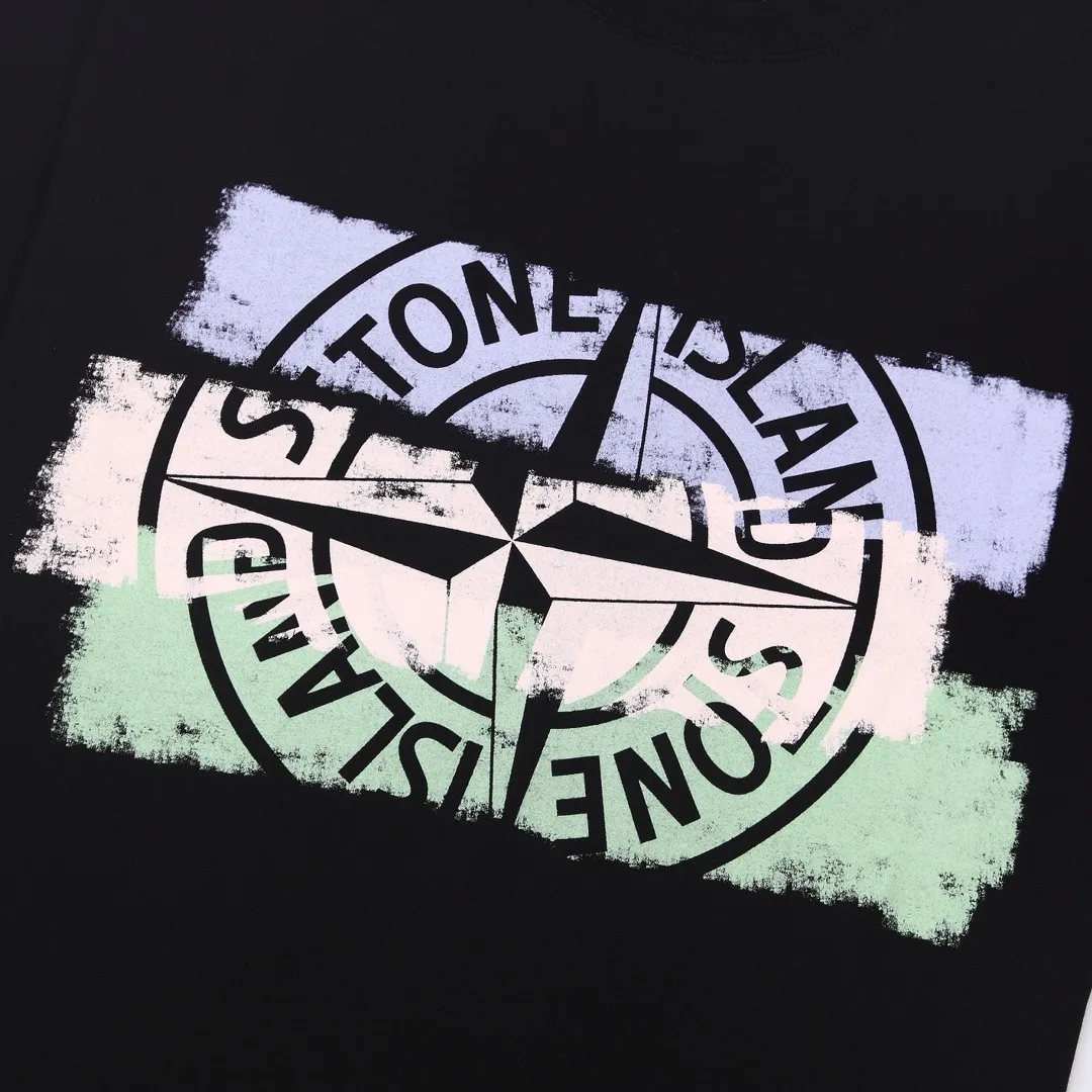 W686#P110💰 2025🆕 Stone lsland/Stone Island Rome Milan Florence city limited edition logo printed short-sleeved T-shirt ⚠️[Original creation with high control of details] - Made of 260 grams of combed cotton double yarn, soft and comfortable to the touch, sweat-absorbent and breathable. - Simple basic and versatile style, original single quality, the first choice for couples. - Made by a large factory, four needles and five threads on the shoulder, neatly arranged High-quality workmanship. - Same style for men and women, very versatile, one piece for each person, details are clearly visible. Color: Black White Size: M L